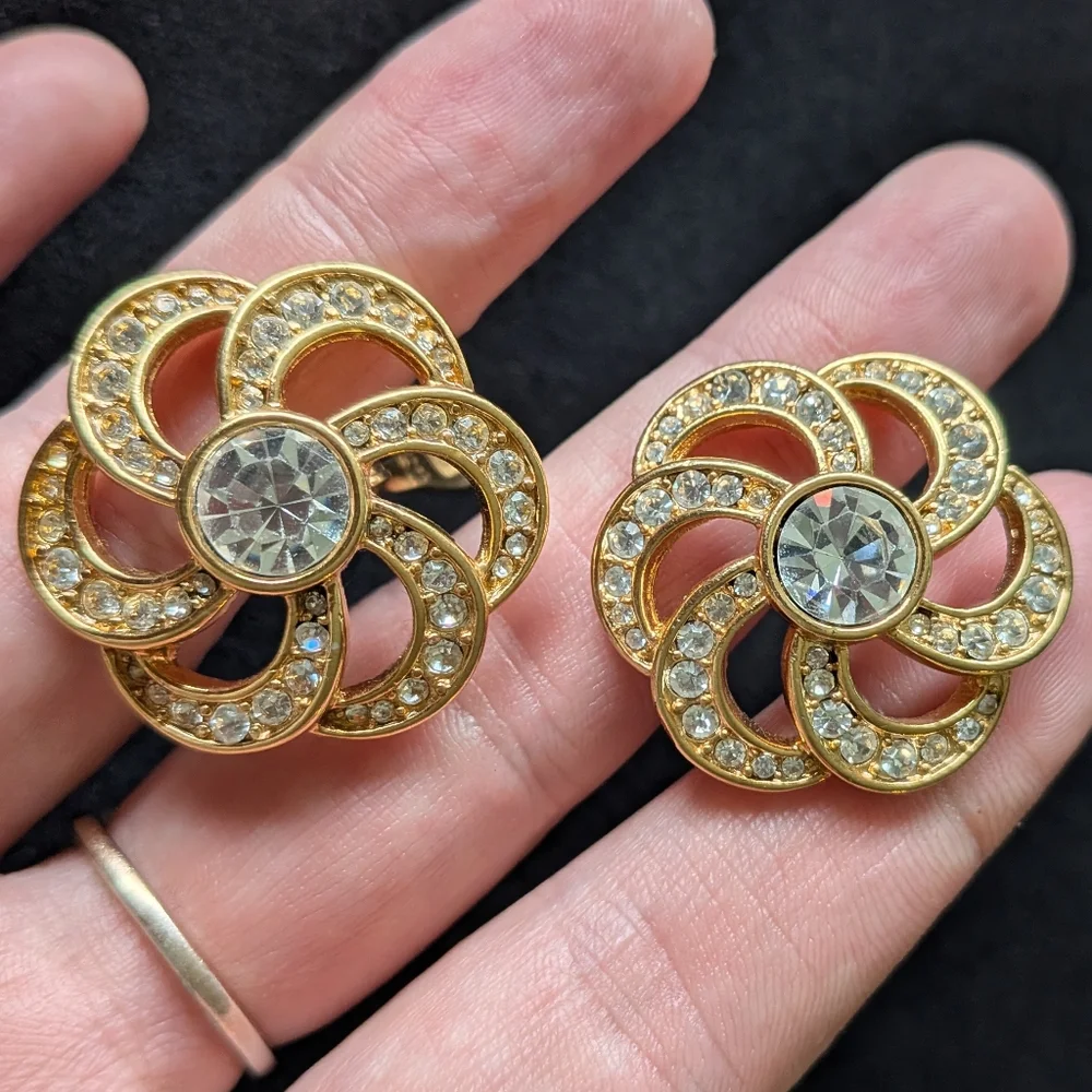 Monet Vintage Gold Tone Ribbon Flower Clip On Earrings - Picture 3 of 8